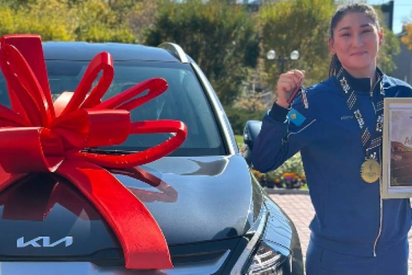 Бокстан екі дүркін әлем чемпионына 20 миллионның көлігі табысталды (ФОТО)