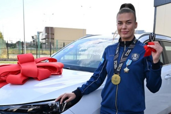 Сүйінші, ағайын! Тағы бір әлем чемпионына көлік кілті табысталды (ФОТО)