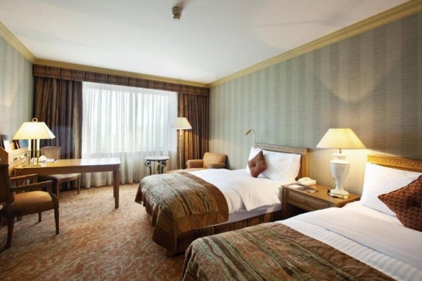 Бүтін бір қонақ үйді жалға алған "Реал" Қазақстанда қанша ақша құртты?