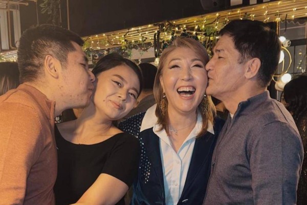 "33 жылда жолдасым "мен сені сүйемін" деп айтпапты" – Жеңіс Ысқақова (ВИДЕО)