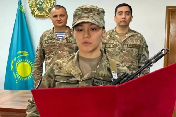 Боксшы Алуа Балқыбекова әскери ант қабылдап, қатардағы жауынгер атанды