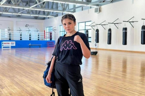 5 баланың анасы боксшы Назым Қызайбайды басып озып, құраманың үздігі атанды