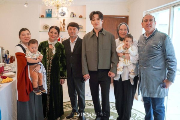 "Не деген қарапайымдылық! Айфон ұстап масаттанбайды": Димаштың отбасын халық мақтауда (ВИДЕО)