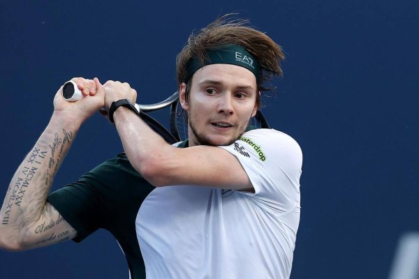 "Тәкаппарлықпен қарайды": Қазақ теннисшісін қарсыласы үйіне қайтарып жіберетінін айтты