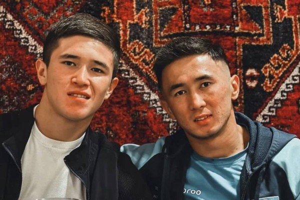 Әлем чемпиондары ағайынды Сабырхандарды әкелері сабап тастады (ВИДЕО)