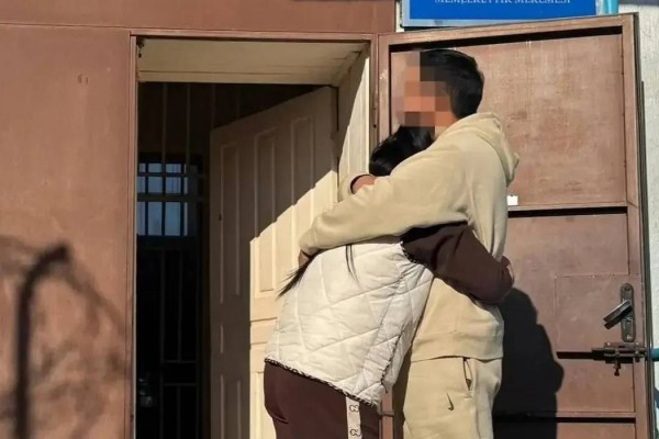 "Әйелін үш жыл күткен": Түрменің алдында кездескен ерлі-зайыптылар жұртты елжіретті