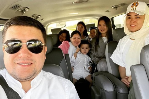 "Мен балаларыммен біргемін, жақсы көремін": Тұрсынбек Қабатов Мөлдірдің сөзін жоққа шығарды