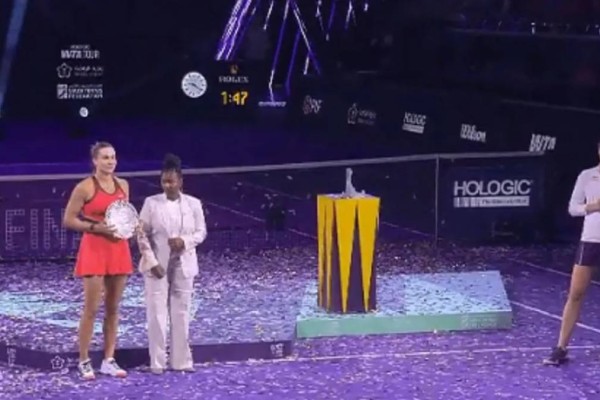 Жылдың ақтық додасында чемпион атанған Рыбакина ұятты жағдайға қалып қойды (ВИДЕО)