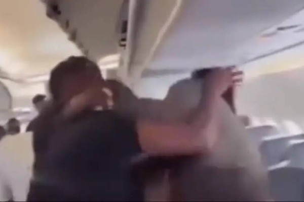 Қалың елге танымал әзілкеш пен блогер ұшақ ішінде төбелесіп қалды (ВИДЕО)