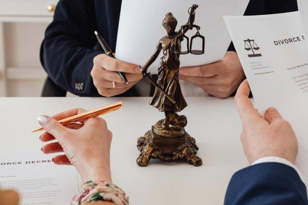 Елге танымал футболшының әйелі күйеуін сотқа беріп, үш баласын алып кеткен