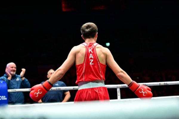Танымал қазақ боксшысы әлем чемпионатын жойқын нокаутпен бастады