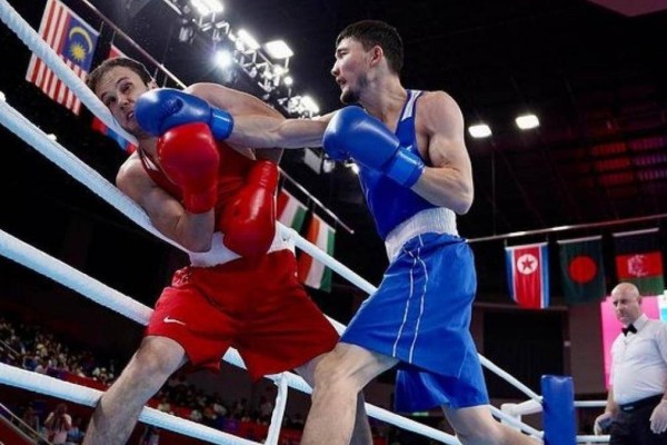 Кезінде "курьер" болған боксшымыз әлем чемпионатының жартылай финалына шықты