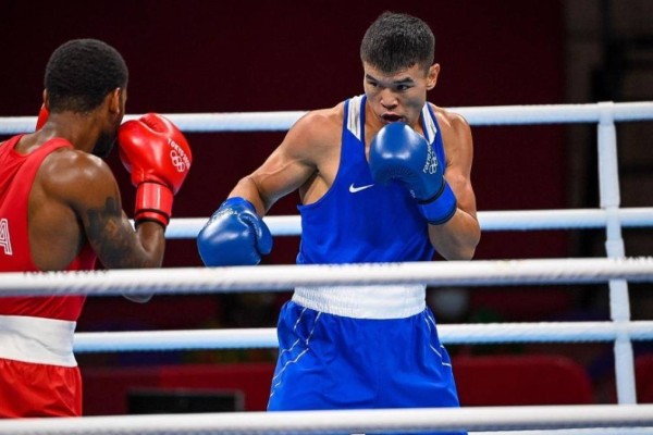 "Құлағынан тартып шығарды": Өзбекстанда бокстағы әділетсіздік туралы шырылдап жазып жатыр