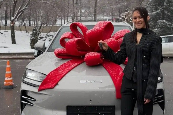 Сүйінші, ағайын! Алуа Балқыбекова соңғы үлгідегі қымбат темір тұлпар табысталды (ВИДЕО)