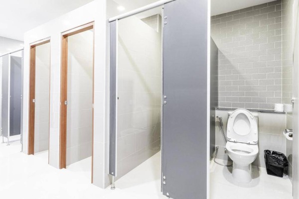 Дәретханада ұзақ отырып қалған қызметкерін бастығы жұмыстан қуып жіберді