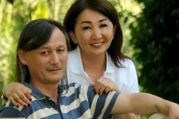 "Ұлықпанның атына кір келтіріп отыр": Танымал әншінің әйелі шұғыл мәлімдеме жасады (ФОТО)