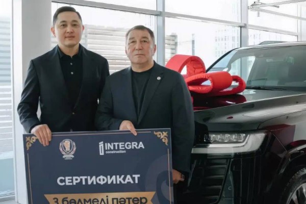 Сүйінші, ағайын! Қайрат Сәтжановқа үш бөлмелі пәтер мен Toyota Land Cruiser 300 көлігі табысталды (ФОТО)