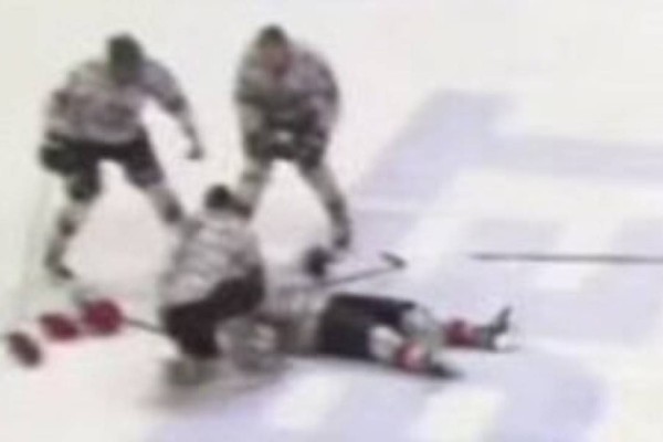 Қаралы хабар! Ойын барысында хоккейші кенеттен есінен танып, қайтыс болды (ВИДЕО)