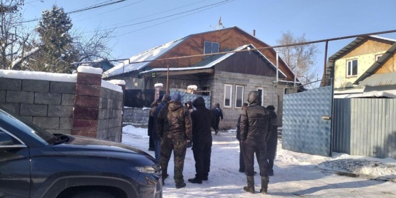 "Қаншама рет кешірім сұрап бардық, сендерді кім шақырды деп кіргізбеді" – сотталушылардың ата-аналары