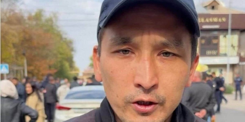 "Сен қарақалпақсың деді": Қаржаубай өзіне тіл тигізіп, шеттеткен адам туралы айтты (видео)