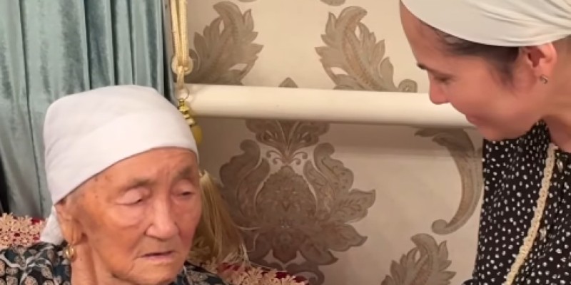 "Жүрек елжіреді": Сәкен Майғазиевтің анасы келінінің қолына білезік тағып, көпшілікті жылатты (видео)