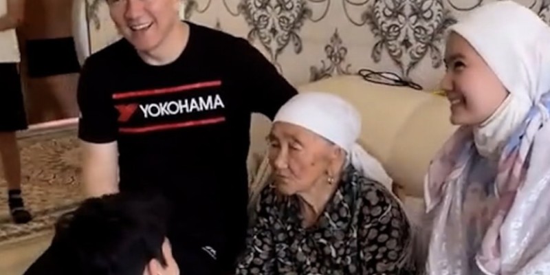 «Келмей жатып төрге шығып алған»: Сәкен Майғазиевтің жас келіні тағы сынға ұшырады