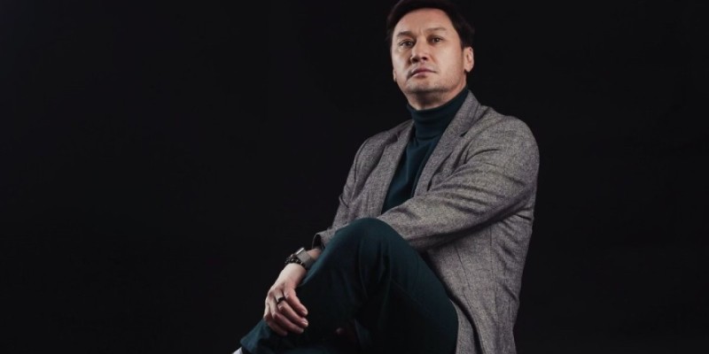 «Әйелі үшін дұға қылатын еркекті көрмедім»: Азамат Сатыбалдының анасы туралы айтқан сөзін жұрт сынады