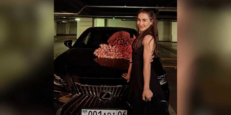 Әбиба Әбужақынова көлігіне жұрт қызығатындай нөмір таққанын көрсетті (фото)