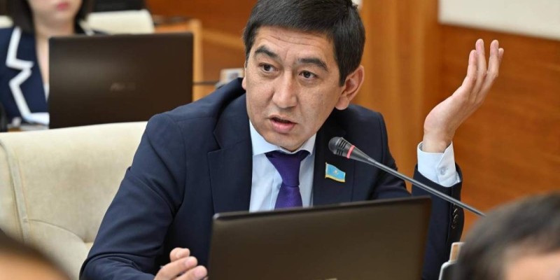 Уәде берген: Ринат Зайытов өз фамилиясынан "-ов" дегенді алып тастады ма?