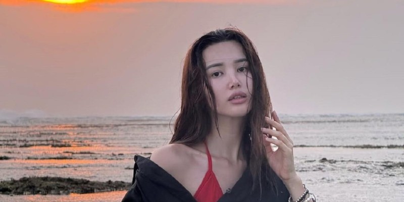 "Бывшийларыма күліп жатырмын": Жаханның бұрынғы әйелі жұртты күлкіге қарық қылды (ФОТО)