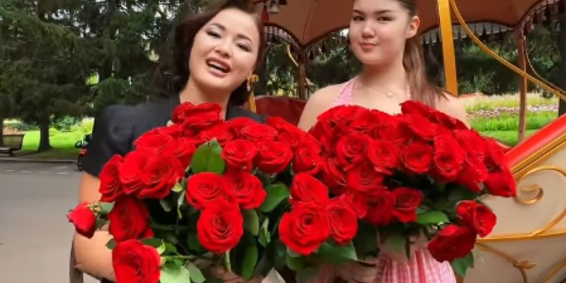 "Өздеріңізді жақсы көріңіздер": Тұрсынбектің әйелі аруларға тегін гүл таратып жүр (ВИДЕО)