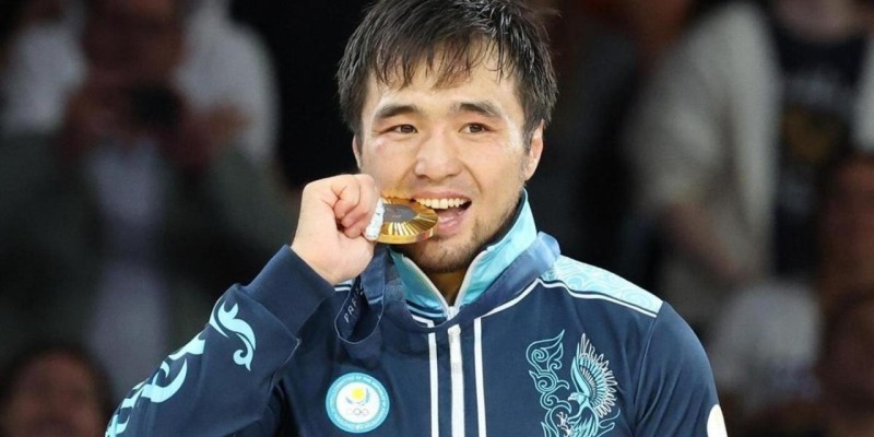 "Көп нәрсені тәрк еттік": Елдос Сметов жанкүйерлеріне маңызды мәлімдеме жасады