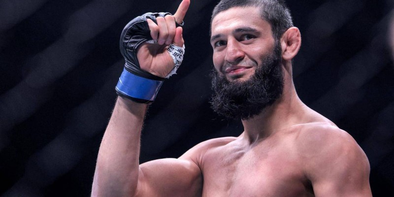 Хамзат Чимаев UFC чемпионын ойсырата жеңіп, титулды тартып алды