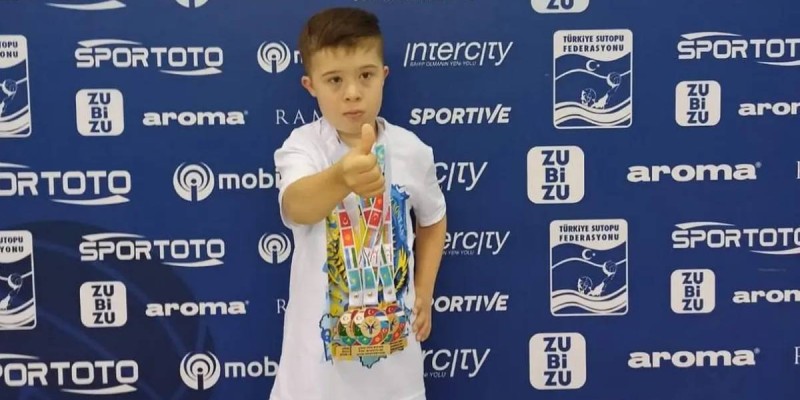 11 жастағы бала қатерлі ісікпен қатар Түркияда үш алтын медаль жеңіп алды