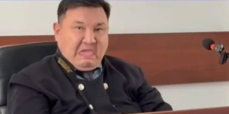 Берденов сотындағы тосын жағдай: Судья журналиске тілін шығарды (ВИДЕО)