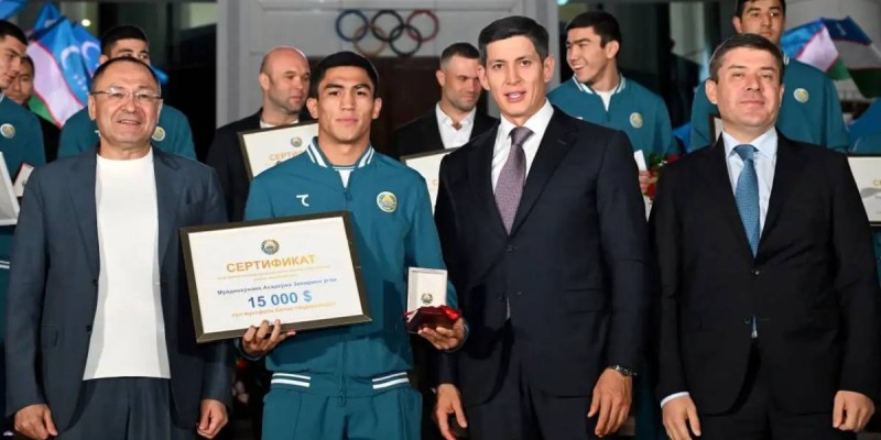 Көлік пен ақша: Әлем чемпионы атанған өзбек боксшыларын қалай марапаттады?