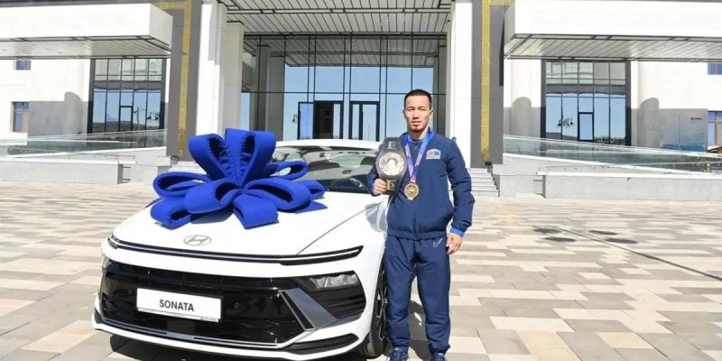 Сүйінші, ағайын! Айдос Сұлтанғалиға пәтер мен көлік кілті табысталды (ВИДЕО)