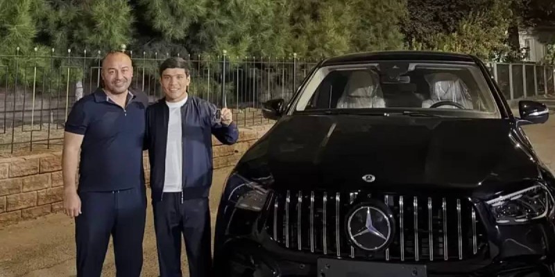 Өзбек боксшылары бапкер Тулкин Киличевке қымбат көлік сыйлады (ВИДЕО)