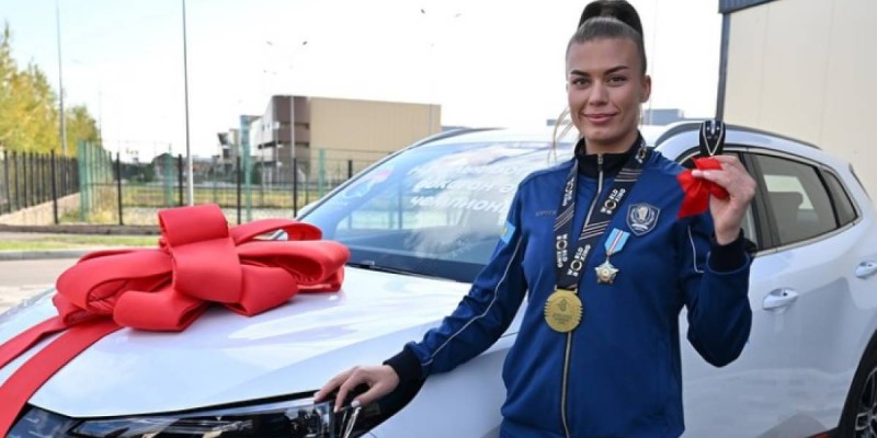 Сүйінші, ағайын! Тағы бір әлем чемпионына көлік кілті табысталды (ФОТО)