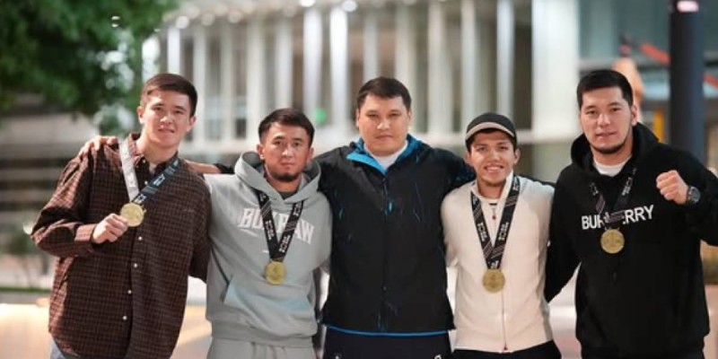 Экс-депутат Руслан Берденов чемпиондармен бірге көзге түсті (ФОТО)