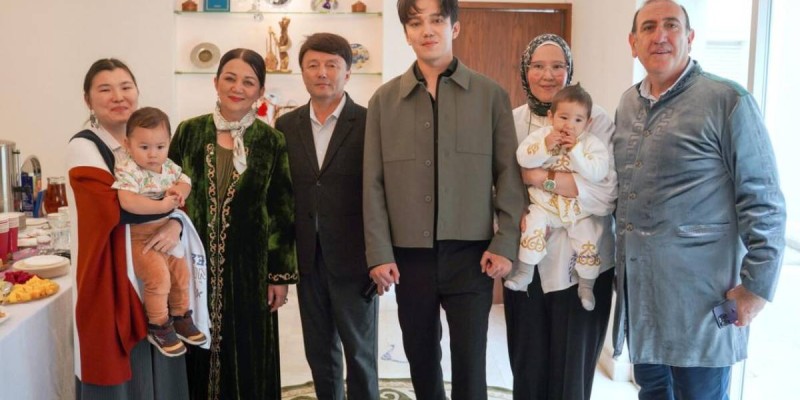 "Не деген қарапайымдылық! Айфон ұстап масаттанбайды": Димаштың отбасын халық мақтауда (ВИДЕО)