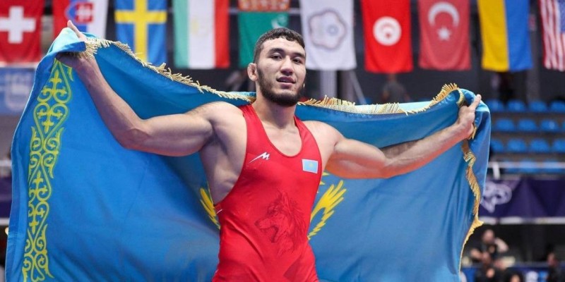 Ризабек Айтмұхан сенсация жасап, әлем чемпионатында тарихи жеңіске жетті