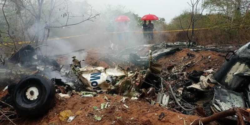 11 адам қаза тапты: Шетелдік туристер отырған ұшақ апатқа ұшырады