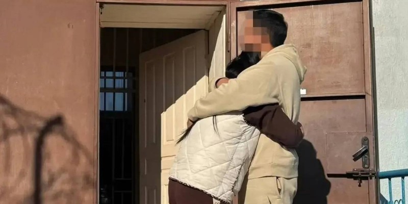 "Әйелін үш жыл күткен": Түрменің алдында кездескен ерлі-зайыптылар жұртты елжіретті