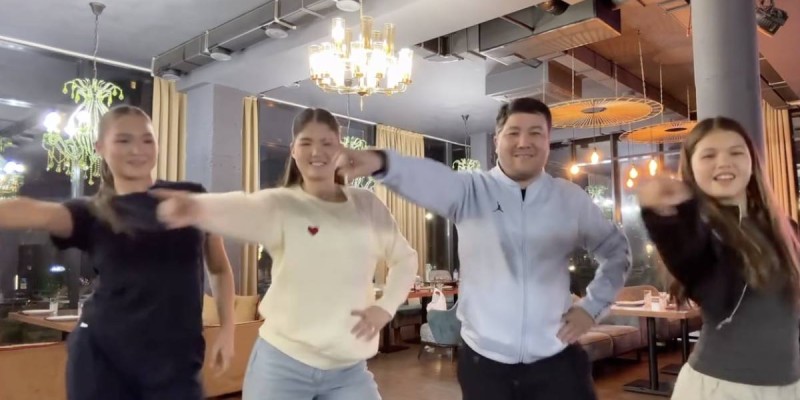 Тұрсынбектің қызы әкесінің "екінші әйеліне" қатысты хабарға тосын "жауап берді" (ФОТО)