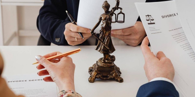 Елге танымал футболшының әйелі күйеуін сотқа беріп, үш баласын алып кеткен