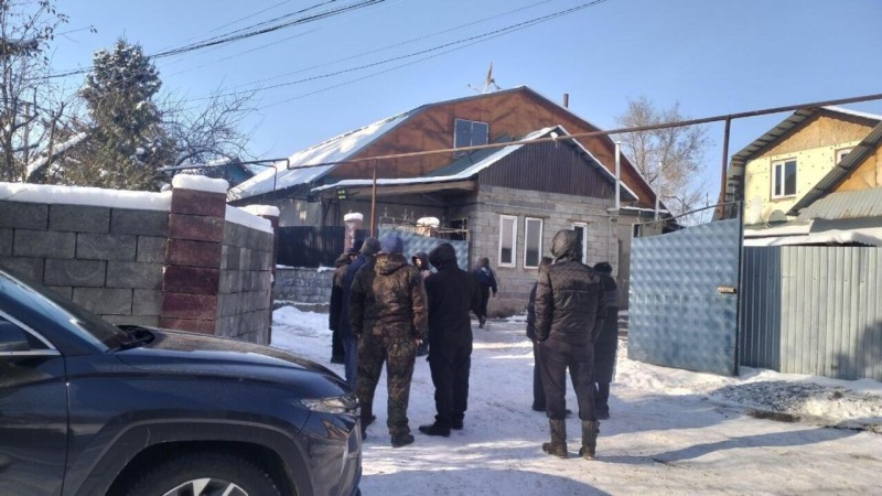 "Қаншама рет кешірім сұрап бардық, сендерді кім шақырды деп кіргізбеді" – сотталушылардың ата-аналары