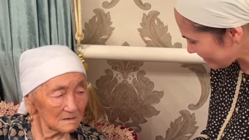 "Жүрек елжіреді": Сәкен Майғазиевтің анасы келінінің қолына білезік тағып, көпшілікті жылатты (видео)