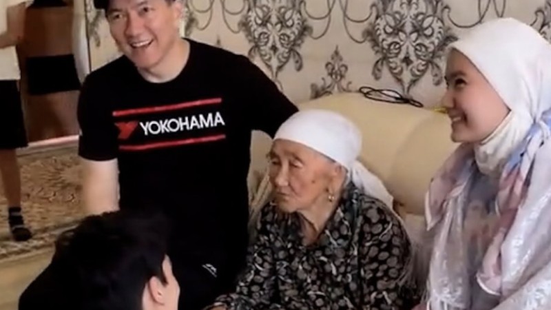 «Келмей жатып төрге шығып алған»: Сәкен Майғазиевтің жас келіні тағы сынға ұшырады