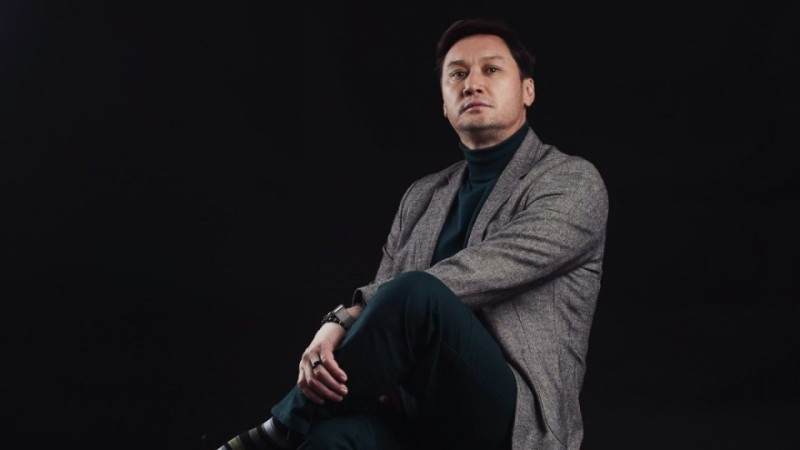 «Әйелі үшін дұға қылатын еркекті көрмедім»: Азамат Сатыбалдының анасы туралы айтқан сөзін жұрт сынады